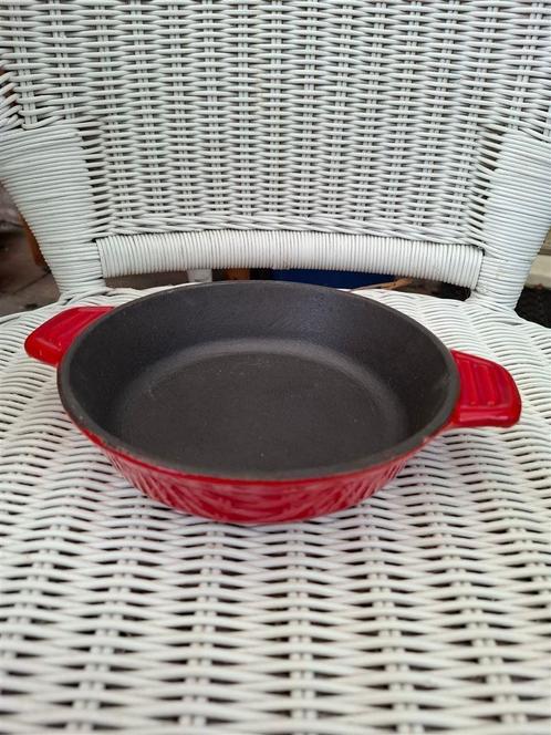 Gietijzeren schaal, bakpannetje, creme, rood geemailleerd, Huis en Inrichting, Keuken | Potten en Pannen, Zo goed als nieuw, Koekenpan of Braadpan