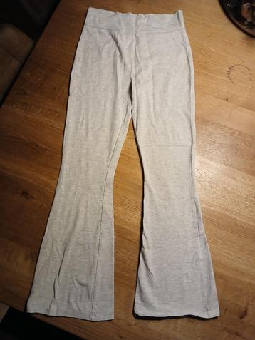 Lichtgrijze flare legging maat 158 beschikbaar voor biedingen
