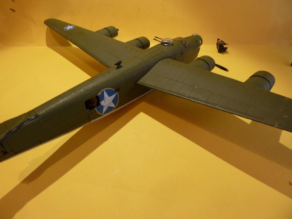 MIL. VLIEGTUIG (CORGI B 24) 45 cm. spanwijdte ""opknapper""!, Overige merken, Gebruikt, Ophalen of Verzenden, Groter dan 1:72