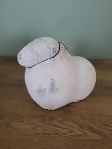 Beeldje van een schaap beschikbaar voor biedingen
