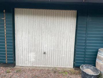 Twee garage deuren, in goede staat beschikbaar voor biedingen