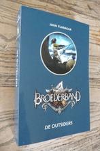 Broederband boek deel I - De outsiders - John Flanagan, Ophalen of Verzenden, Zo goed als nieuw
