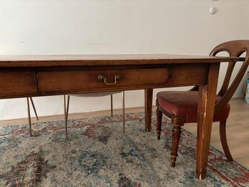 Antieke eettafel beschikbaar voor biedingen