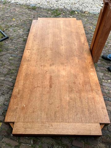 Teak houten tafel beschikbaar voor biedingen