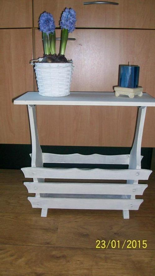 Brocante krantenbak / bijzettafeltje, Huis en Inrichting, Woonaccessoires | Krantenbakken en Lectuurbakken, Zo goed als nieuw