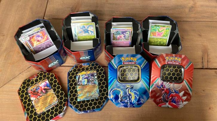 Pokemon bewaarblikken met inhoud, Hobby en Vrije tijd, Verzamelkaartspellen | Pokémon, Zo goed als nieuw, Meerdere kaarten, Foil