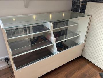 Glazen Vitrinekast met Verlichting beschikbaar voor biedingen