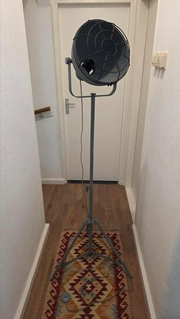 Industriële vloerlamp "Brilliant Jesper" (grijs), Huis en Inrichting, Lampen | Vloerlampen, Zo goed als nieuw, 150 tot 200 cm