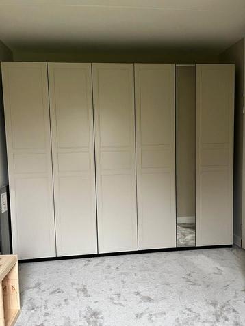 Beige Pax kast te koop, zo goed als nieuw, weinig tot geen g beschikbaar voor biedingen
