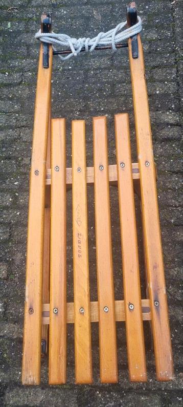 Authentieke houten slee merk Davos met metalen glijders beschikbaar voor biedingen