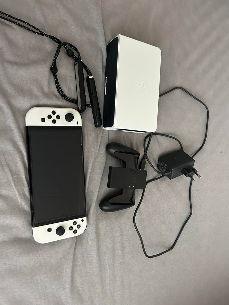 Switch OLED (White) + Super Mario Bros. Wonder + Online Indi, Ophalen of Verzenden, Zo goed als nieuw, Met 1 controller, Switch OLED