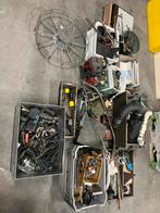 2 Kuubskisten Legergoederen - Gereedschap, Banden, Kleding, Doe-het-zelf en Verbouw, Ophalen, Gebruikt