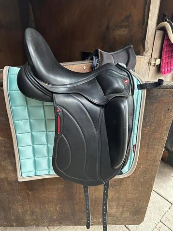 Albion Revelation Dressuurzadel 17,5 inch. beschikbaar voor biedingen