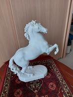 Beeld van steigerend paard van mat porselein, Antiek en Kunst, Antiek | Porselein, Ophalen of Verzenden