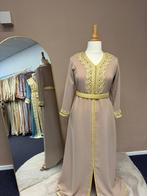 Elegante donker beige caftan met gouden details - Maat M, Kleding | Dames, Gelegenheidskleding, Maat 38/40 (M), Overige typen