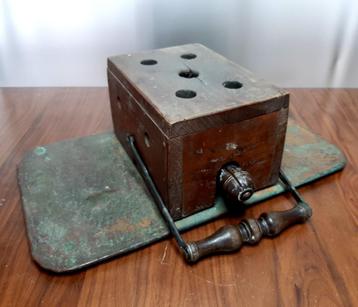 Antieke rijtuigstoof.  Plateau is 44,5 cm. lang x 25 cm. br. beschikbaar voor biedingen