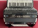 Z.g.a.n. italiaanse Mengascini accordeon .96 bas .5 korig ., Muziek en Instrumenten, Overige merken, Met koffer, Zo goed als nieuw