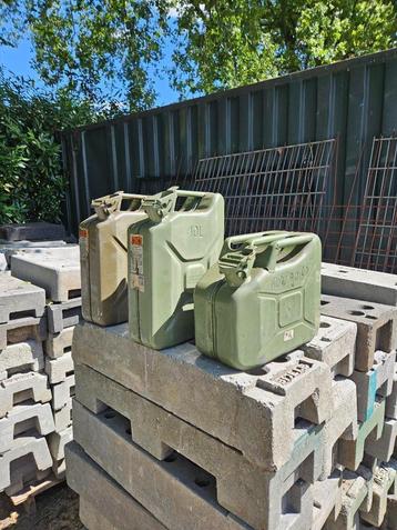 metalen jerrycan 3 x 10 en 2 x 20 liter  beschikbaar voor biedingen