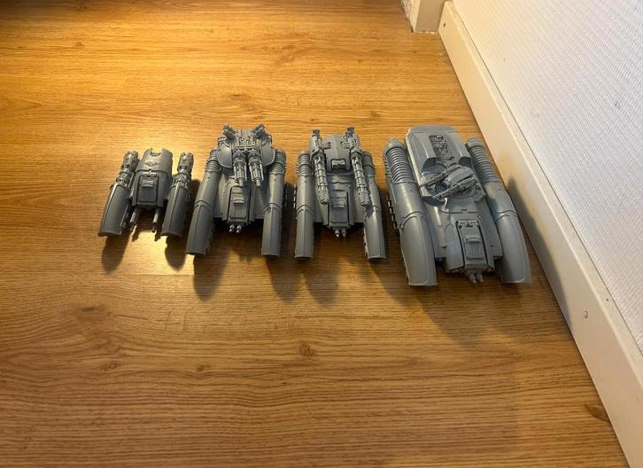 Vier Warhammer Legio Custodes tanks, Hobby en Vrije tijd, Wargaming, Zo goed als nieuw, Warhammer, Figuurtje(s), Ophalen of Verzenden