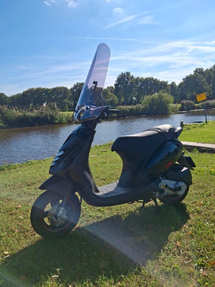 Nette piagio zip 4 takt blauw kenteken, Fietsen en Brommers, Brommers | Crossbrommers, Zo goed als nieuw, Overige merken, Ophalen