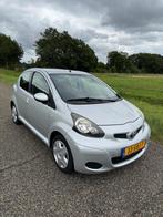 Toyota Aygo 1.0 12V Vvt-i 5DRS 2011 Grijs, Auto's, Voorwielaandrijving, 4 stoelen, 68 pk, Origineel Nederlands