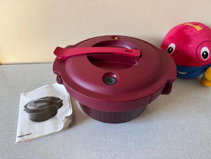 NIEUWSTAAT snelkookpan : Micro minuut van TUPPERWARE, Huis en Inrichting, Keuken | Tupperware, Zo goed als nieuw, Schaal, Rood
