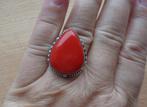zilveren ring met mooie koraal rode steen [964], Sieraden, Tassen en Uiterlijk, Ringen, 18 tot 19, Verzenden, Zo goed als nieuw