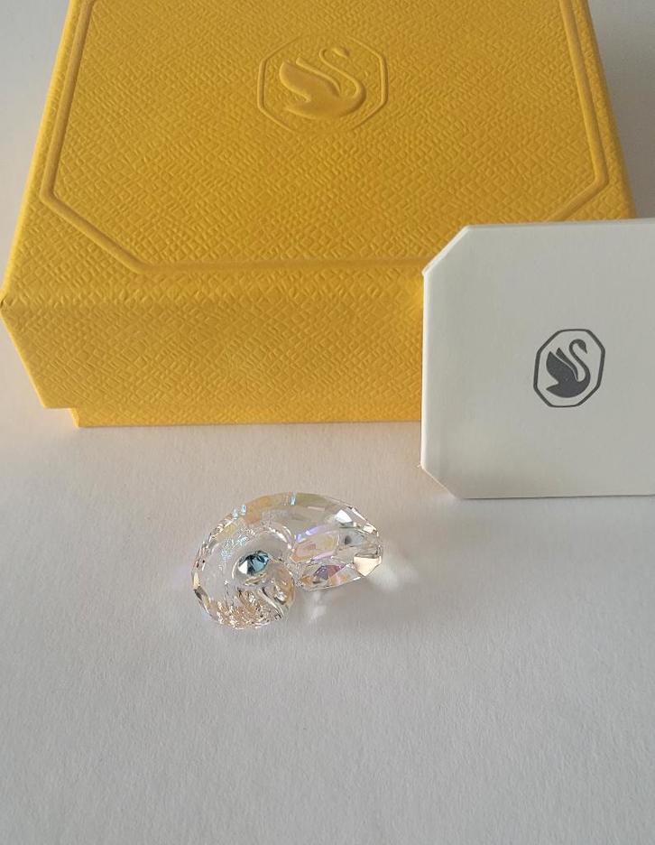 Swarovski 2025 Idyllia SCS Hoorn schelp. Kristallijn Shop, Verzamelen, Swarovski, Nieuw, Figuurtje, Verzenden
