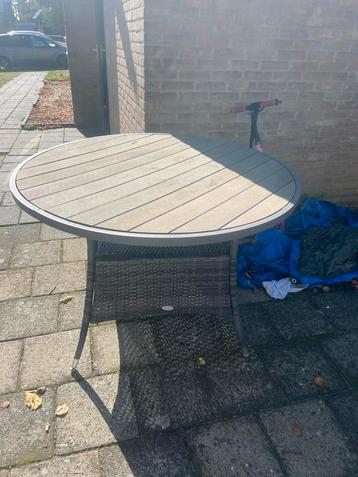 Mooie ronde tuintafel beschikbaar voor biedingen