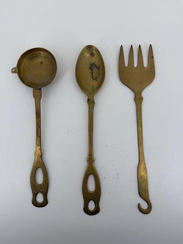 drie antieke messing keukengereedschappen beschikbaar voor biedingen
