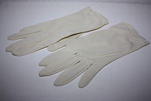 Oude crème kleurige 100% nylon handschoentjes., Antiek en Kunst, Antiek | Kleding en Accessoires, Ophalen of Verzenden