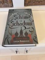 Leigh Bardugo - Schim en schaduw, Boeken, Fantasy, Ophalen of Verzenden, Gelezen