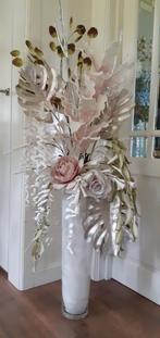 Romantisch hoog houdbaar bloemstuk in rose/wit en zilver., Ophalen, Zo goed als nieuw