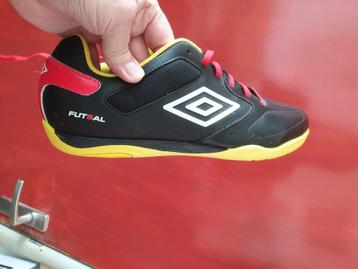 te koop aangeboden 5 paar Umbro zaalvoetbalschoenen maat 47 beschikbaar voor biedingen