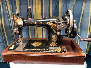 Antieke naaimachine beschikbaar voor biedingen