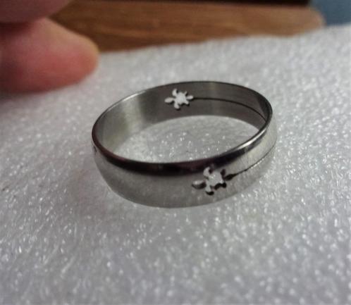 Zilverkleurige RVS ring 2 open-gestanste schildpad-figuren, Sieraden, Tassen en Uiterlijk, Ringen, Zo goed als nieuw, Dame of Heer