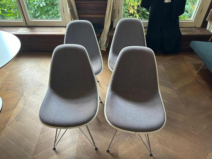 4 x Vitra stoelen Eames Plastic Side Chair DSR Grijs/Wit, Huis en Inrichting, Stoelen, Zo goed als nieuw, Vier, Metaal, Stof, Grijs