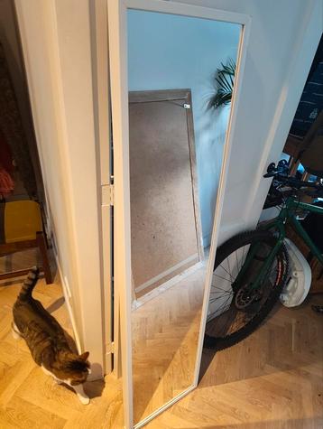 Grote Staande Spiegel beschikbaar voor biedingen