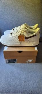 Nike Air Force 1 SNKRS Day - maat 43 - nieuw, Kleding | Heren, Schoenen, Wit, Nike, Nieuw, Ophalen of Verzenden