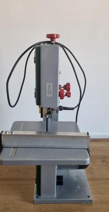 Zaagmachine  beschikbaar voor biedingen