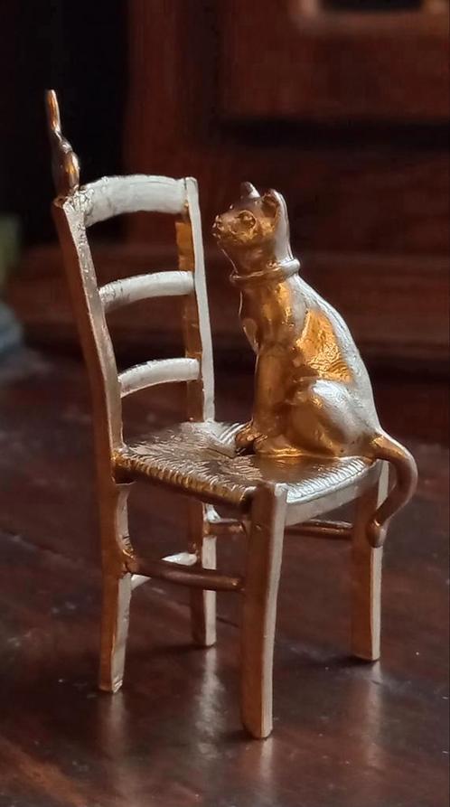 Miniatuur Beeldje van een poes met stoel en vogel,Verbronsd, Verzamelen, Beelden en Beeldjes, Zo goed als nieuw, Dier, Ophalen of Verzenden