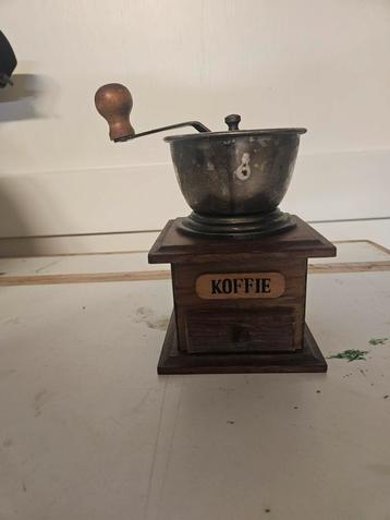 Vintage koffiemolen beschikbaar voor biedingen