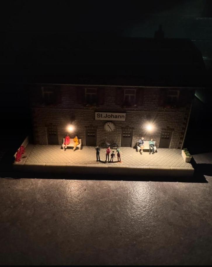 Faller treinstation met verlichting en reizigers, Hobby en Vrije tijd, Modeltreinen | H0, Zo goed als nieuw, Brug, Tunnel of Gebouw