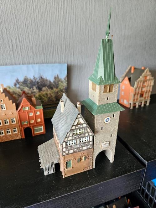 Vakwerkhuis met toren N spoor trein 1:160, Hobby en Vrije tijd, Modeltreinen | N-Spoor, Gebruikt, Brug, Tunnel of Gebouw, Gelijkstroom of Wisselstroom