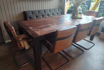 Stevige , grote eettafel beschikbaar voor biedingen