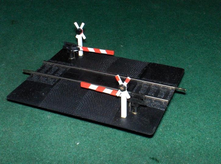 electrische AHOB spoorweg-overgang/ overweg met halve bomen, Hobby en Vrije tijd, Modeltreinen | H0, Nieuw, Ophalen of Verzenden