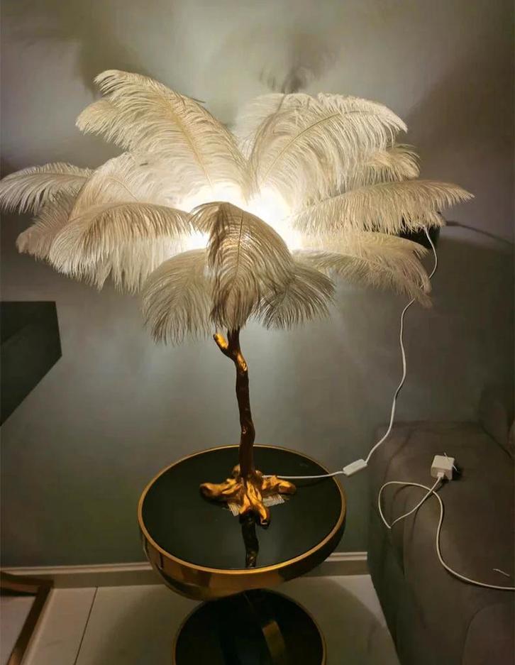 Elegante veren lamp met gouden accenten, Huis en Inrichting, Lampen | Vloerlampen, Zo goed als nieuw, 100 tot 150 cm, Metaal, Ophalen of Verzenden