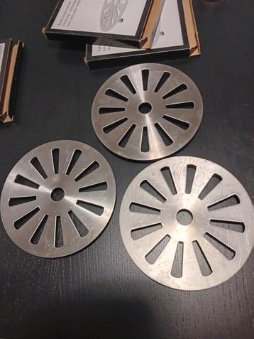 3x Tafelonderzetters Edelstaal, rond, 19 cm. beschikbaar voor biedingen