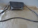 Leren tas De Bijenkorf zilver schoudertasje clutch leer, Ophalen of Verzenden, Zo goed als nieuw, Overige kleuren, Schoudertasje