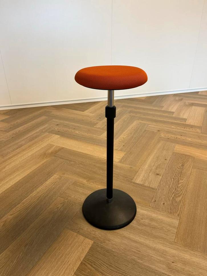 Sway Ergonomische Zit-Sta Kruk - Vogtherr Design, Huis en Inrichting, Bureaustoelen, Gebruikt, Bureaukruk, Oranje, Ergonomisch